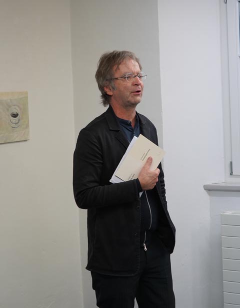 Stephan Kunz, Direktor des Bündner Kunstmuseums, stellte die die beiden Künstler Peter Küng und Hansruedi Steiner vor. Foto: zVg