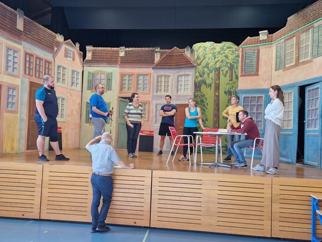 Die Theatergruppe Wegenstetten unter der Regie von Josef Schlienger ist fleissig am Proben. Foto: zVg